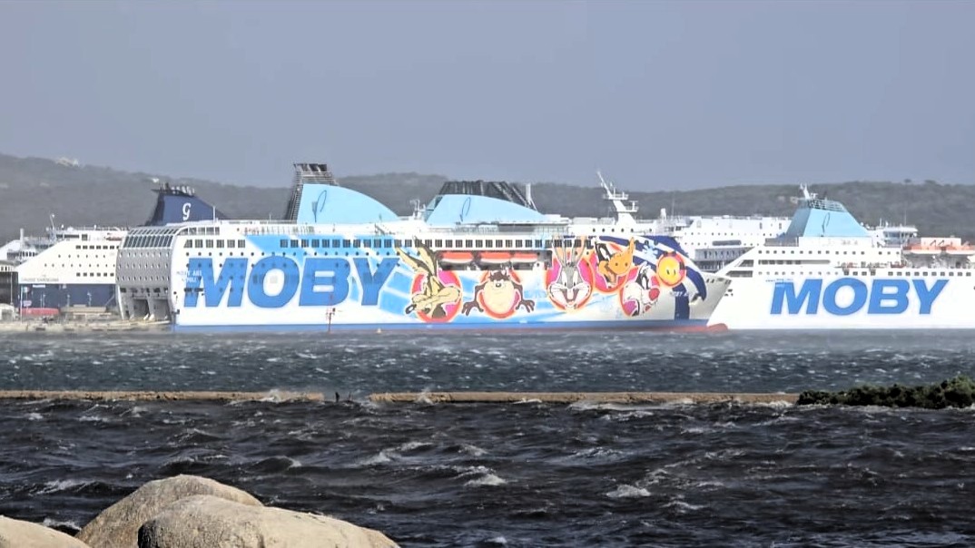 Mare in burrasca nel Nord Sardegna: cancellate corse Olbia–Livorno, nave in difficoltà a Porto Torres