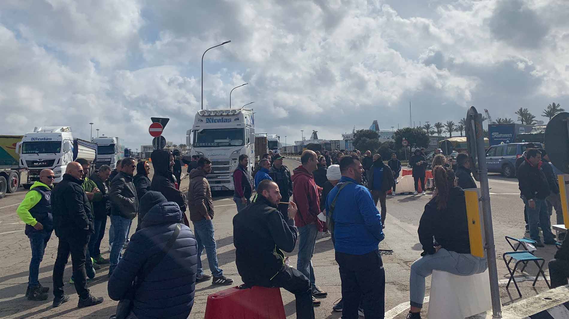 Olbia, blocco trasporti: ecco il presidio fisso all'Isola Bianca