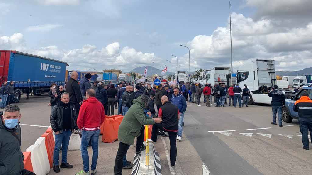 Proteste a Olbia: i corrieri nazionali fermano consegne in Sardegna