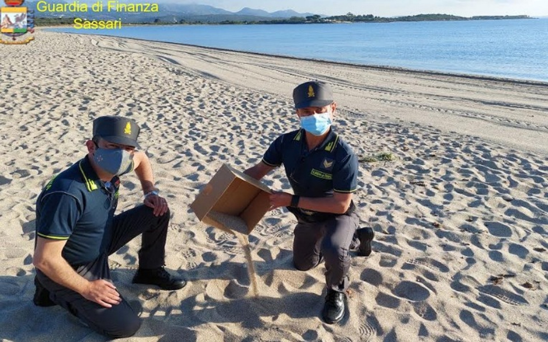 Olbia, sabbia e conchiglie vendute online: 41 turisti sanzionati