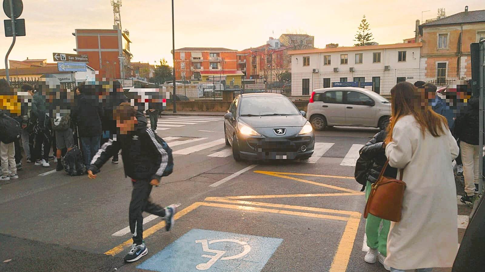 Olbia, strada scolastica di via Gennargentu senza presidio: è allarme tra i genitori