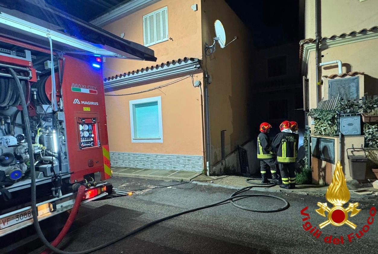 Olbia, fiamme in un garage condominiale: distrutti due motocicli