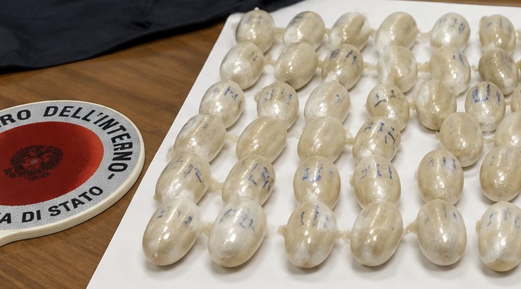 Donna sbarca da traghetto con 66 ovuli di eroina in corpo: arrestata