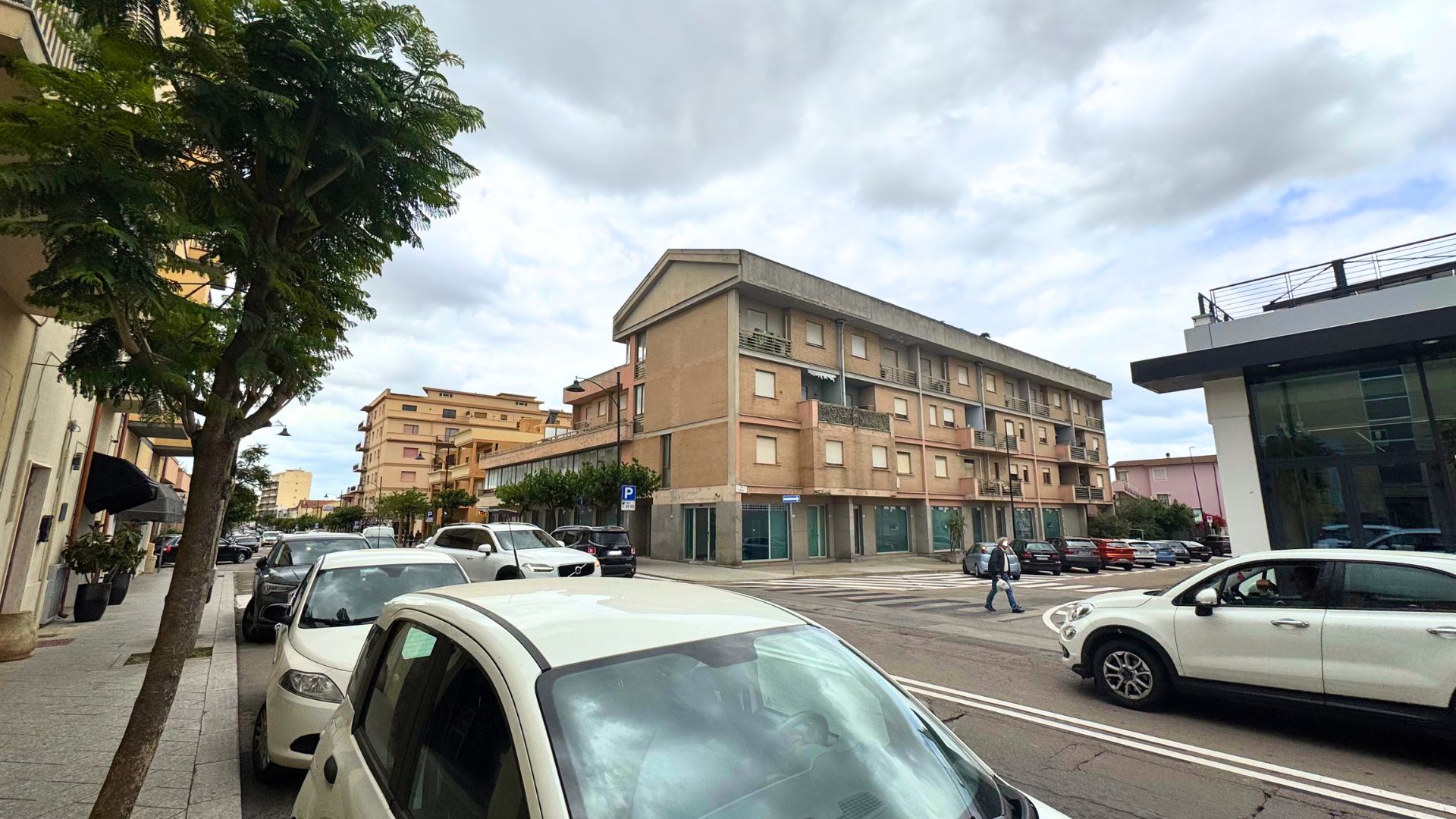 Olbia, lo stabile abbandonato di Viale Aldo Moro: sigilli, silenzi