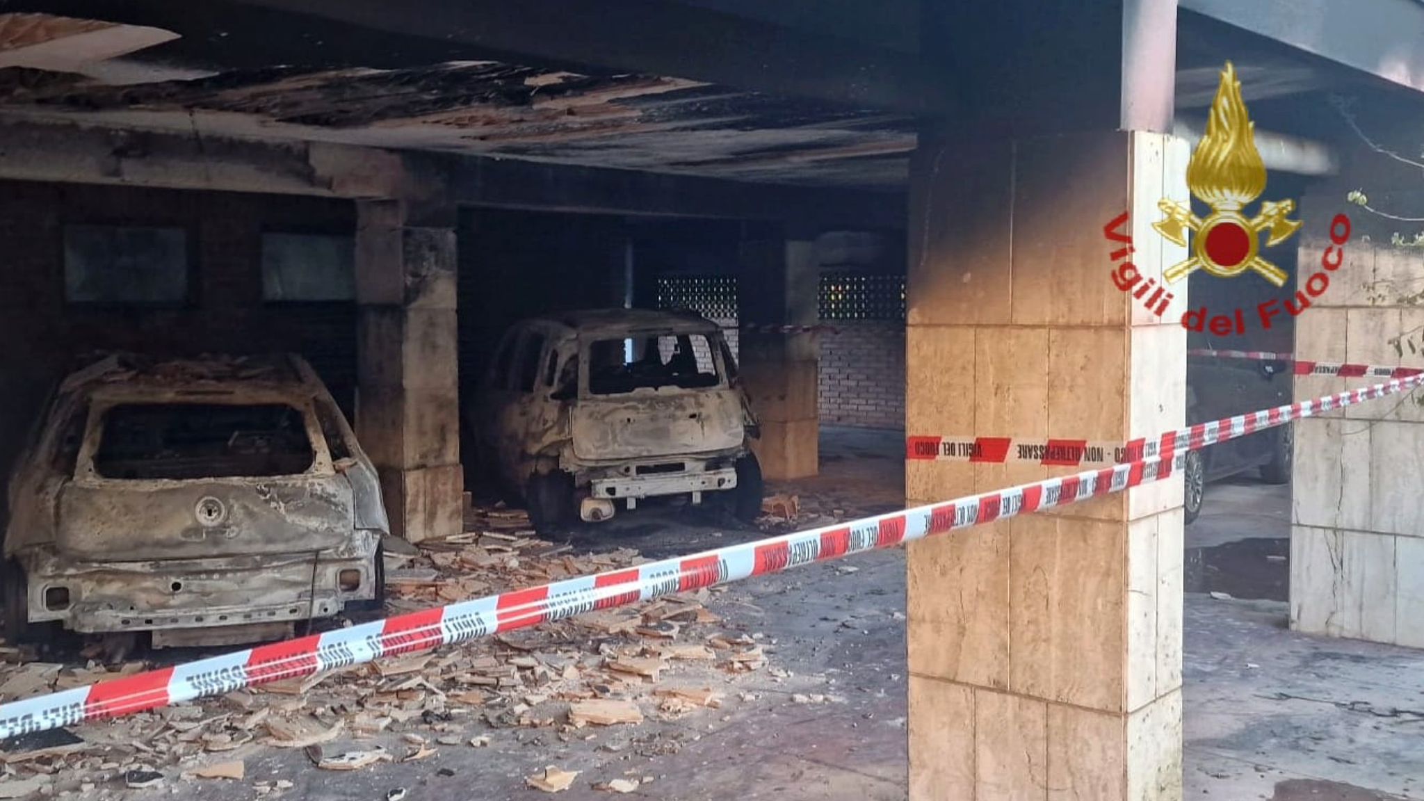 Incendio nel parcheggio di un palazzo: danni ingenti
