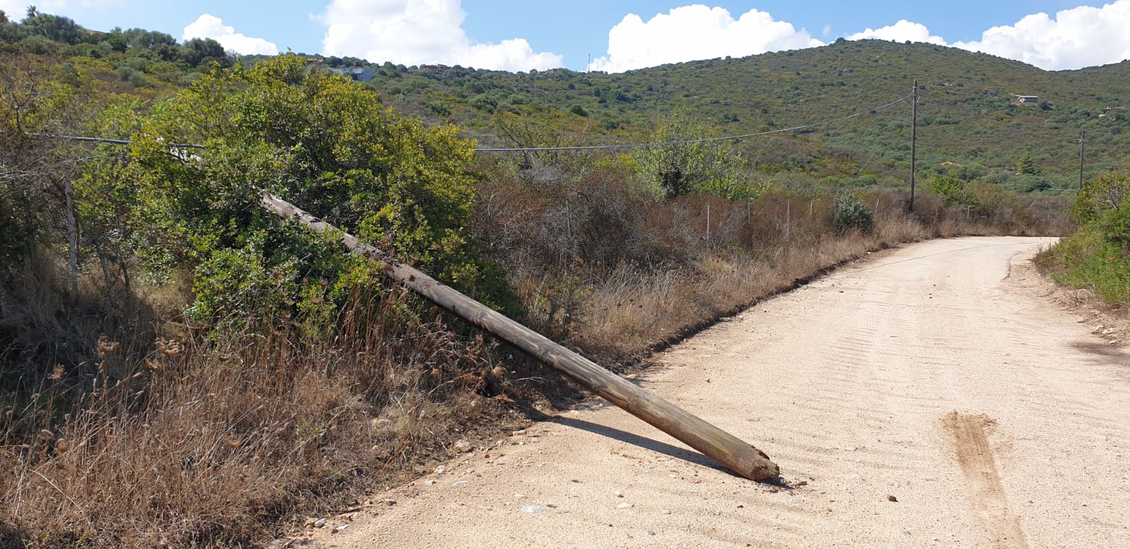 Olbia, palo telefonico finisce sulla carreggiata stradale