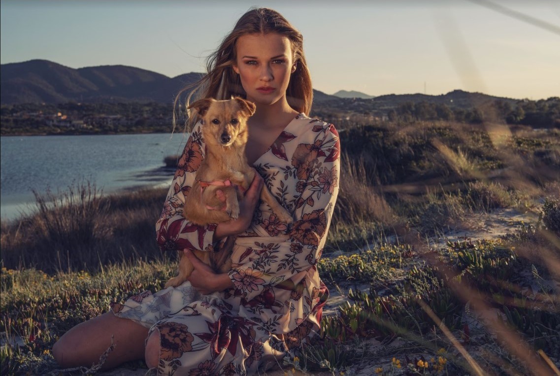 Olbia, la modella Paula Kluge e i cani della Lida: shooting fotografico per dire no all'abbandono degli animali 