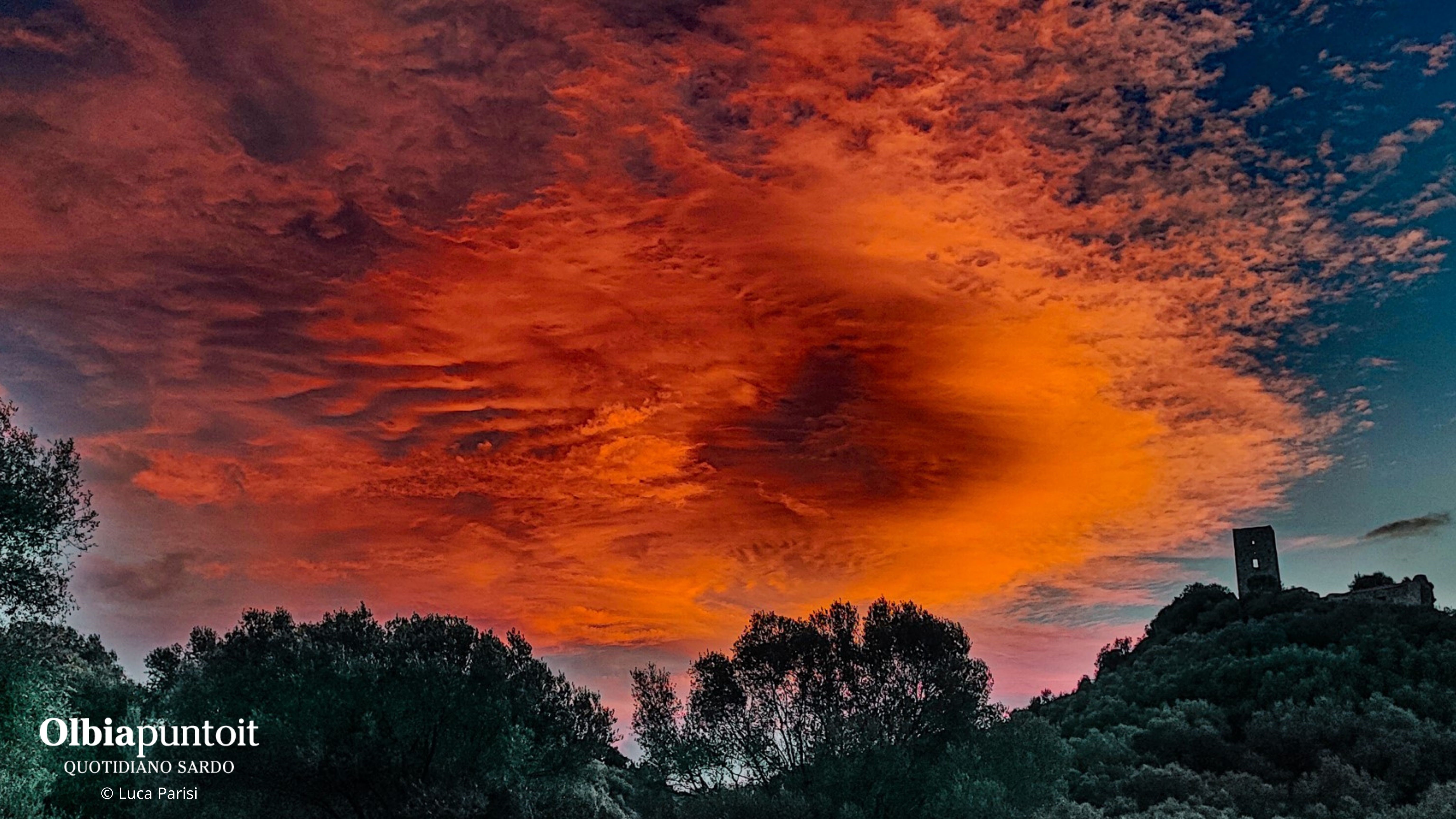 Olbia: un cielo infuocato sovrasta il castello di Pedres, la foto è di Luca Parisi