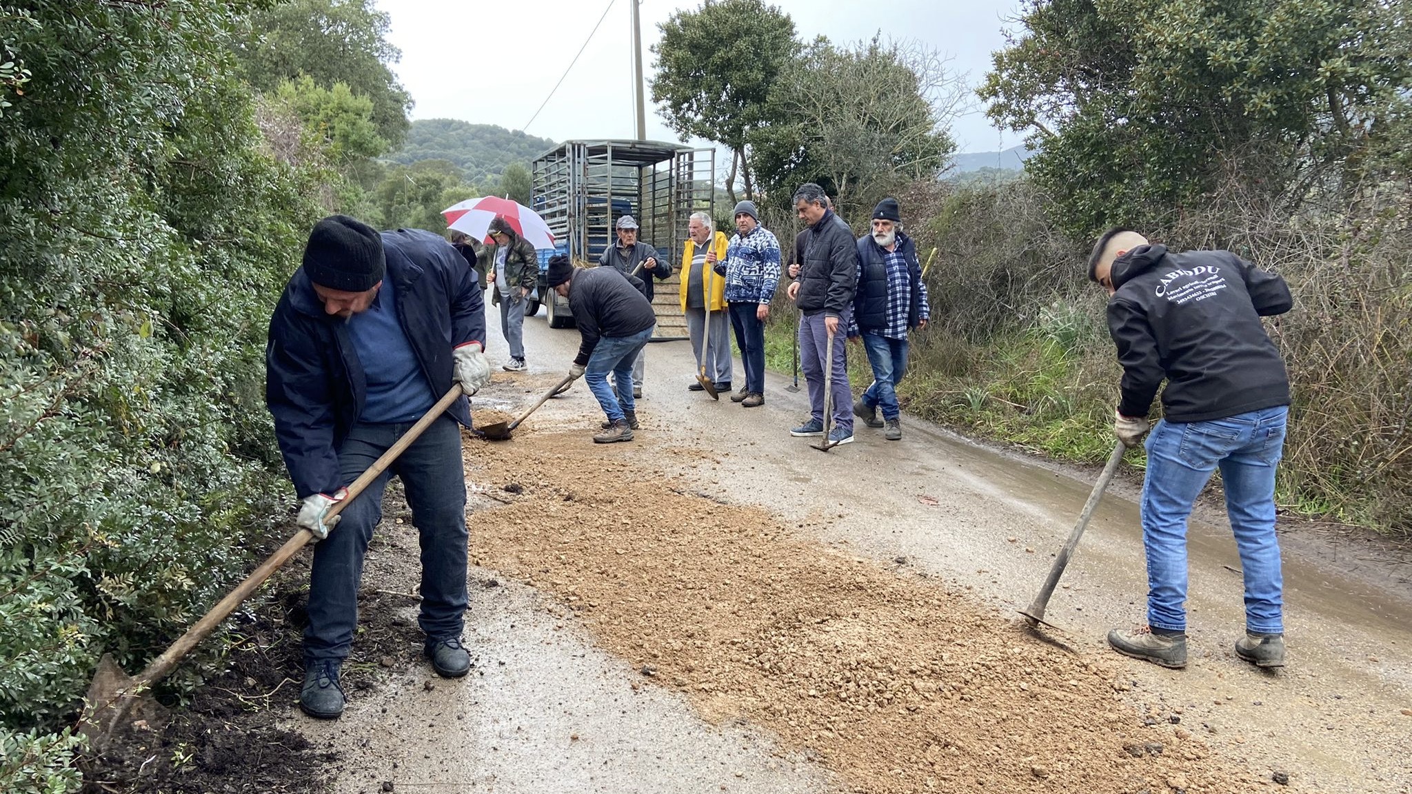 Ponte Diana, comitato al lavoro con vanghe e cemento: 