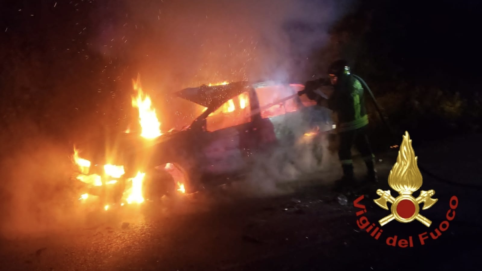 Auto esce fuori strada e prende fuoco