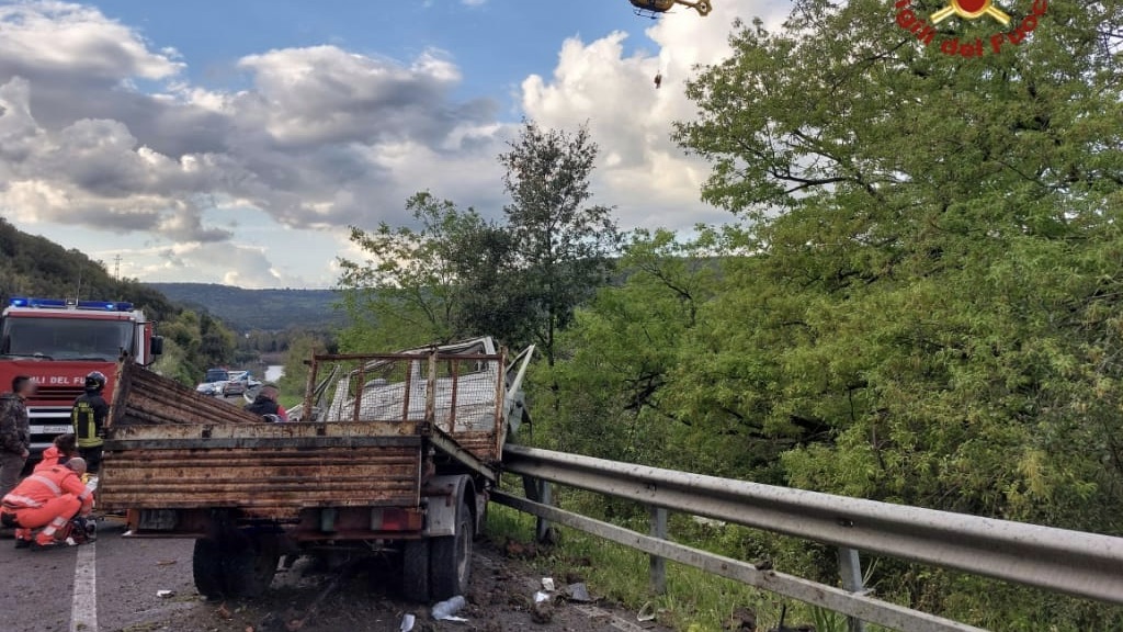 Furgone esce di strada e impatta contro la roccia: feriti i due occupanti