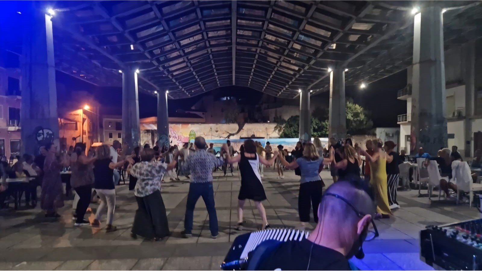 Olbia, la rinascita di Piazza Mercato tra ballo liscio e tradizione