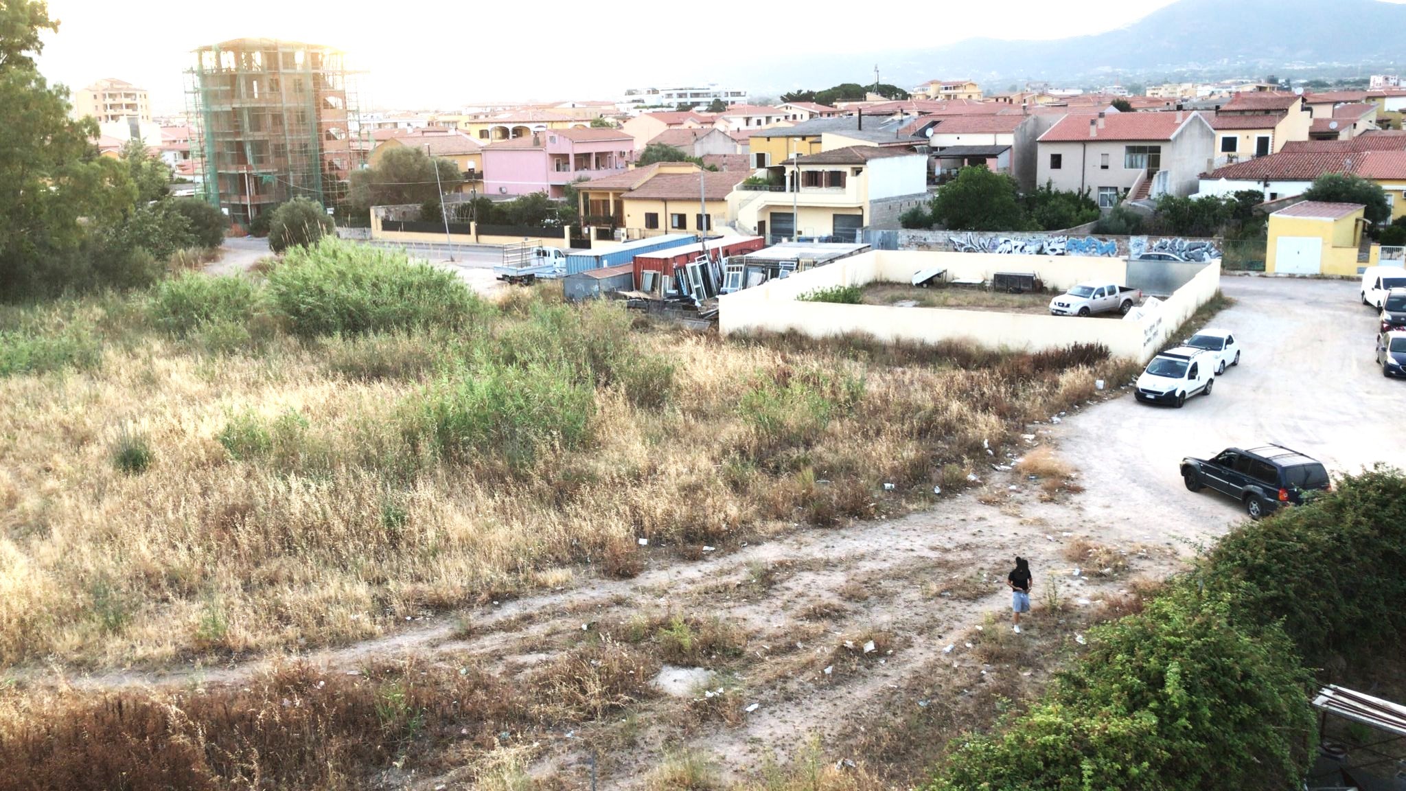 Olbia, in via Giotto sterpaglie alte e sporcizia