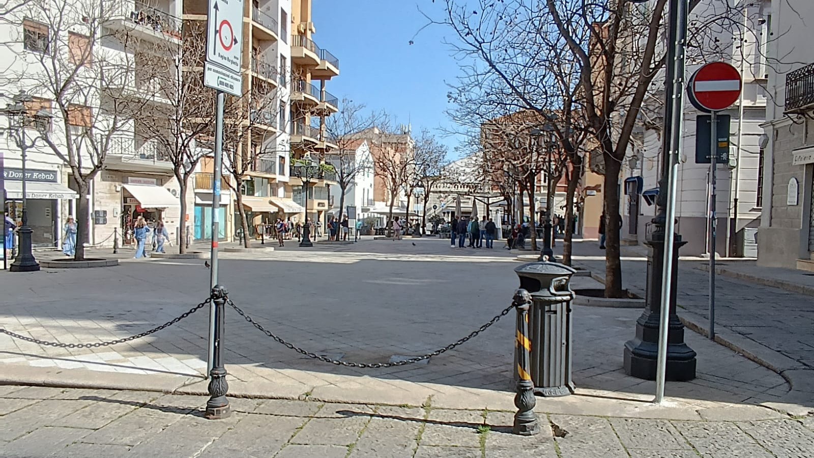 Olbia, rimossi tre cestini in ghisa da piazza Regina Margherita: resta il dubbio sulla sostituzione