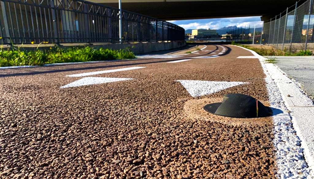 Via Escrivà: la pista ciclabile con il palo in mezzo