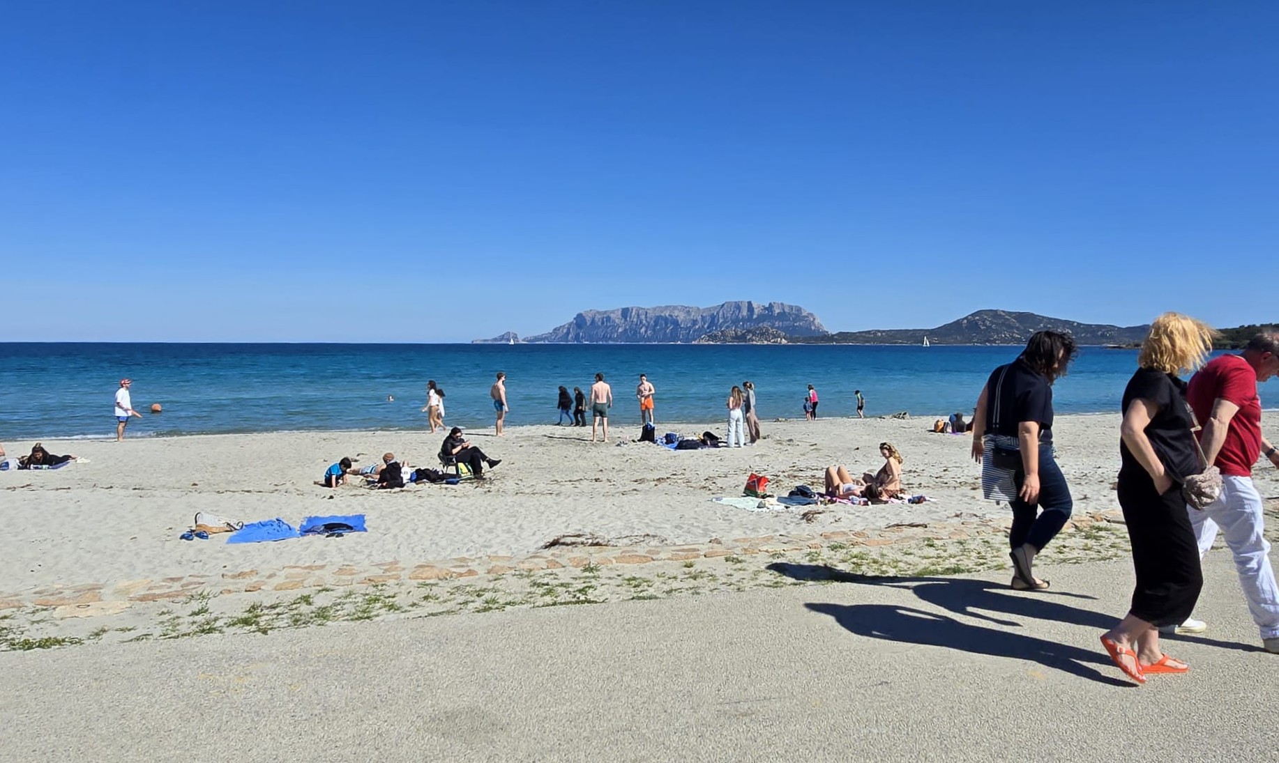 Olbia, vigilia di Pasqua con le prime tintarelle a Pittulongu