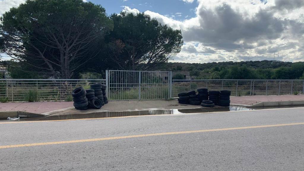 Olbia, Isticcadeddu: pneumatici abbandonati sul ponte
