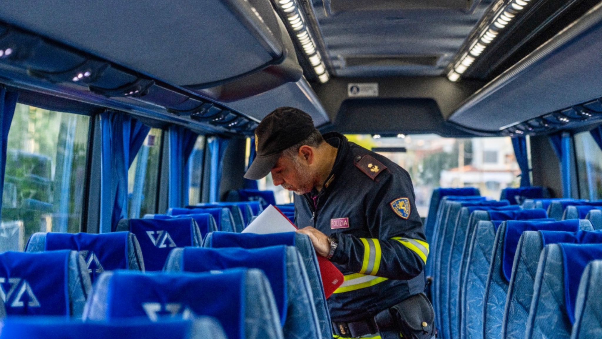 Autista bus non si ferma all'alt e fa guidare il passeggero: entrambi ubriachi