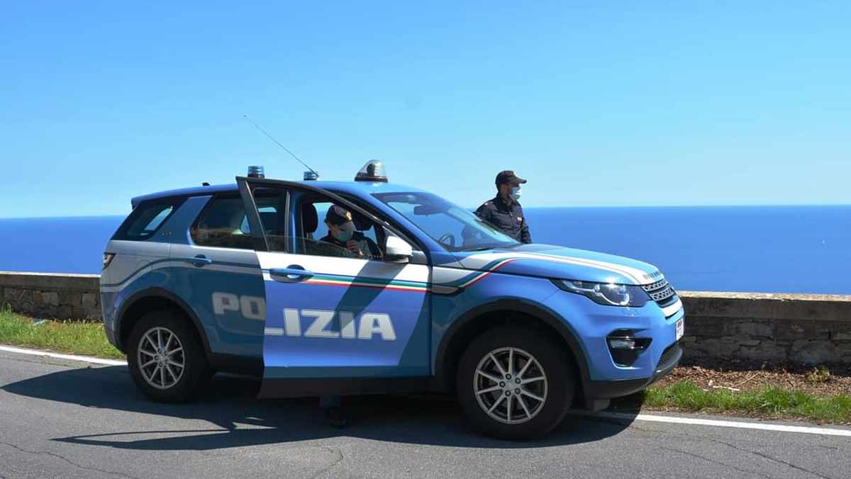 Salta posto di blocco, scappa e sperona la Polizia