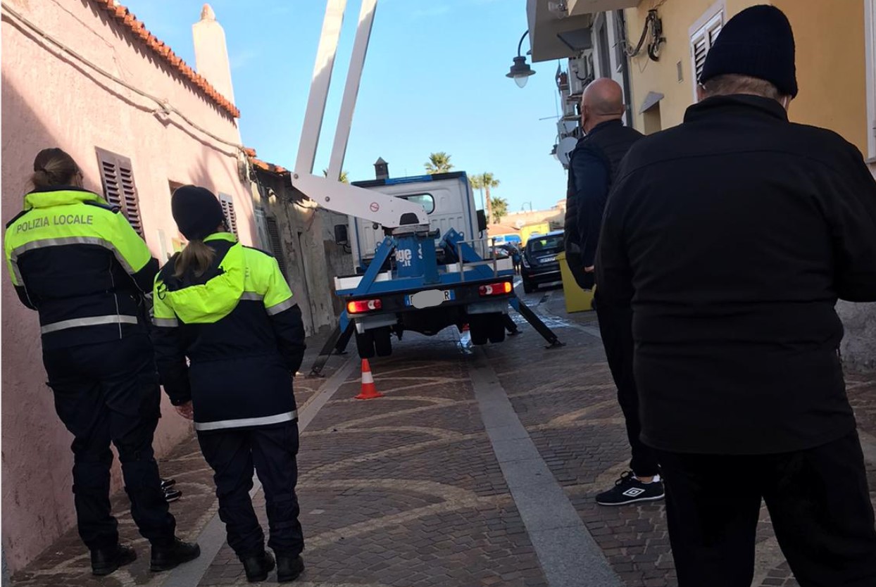 Golfo Aranci, residenti si mobilitano per salvare la mostra Marianne Sin-Pfaltzer: Polizia municipale sospende lavori 