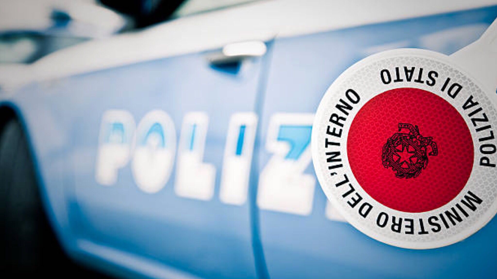 Olbia, sbanda con l'auto e al suo interno rinvenuta della droga: 23enne nei guai