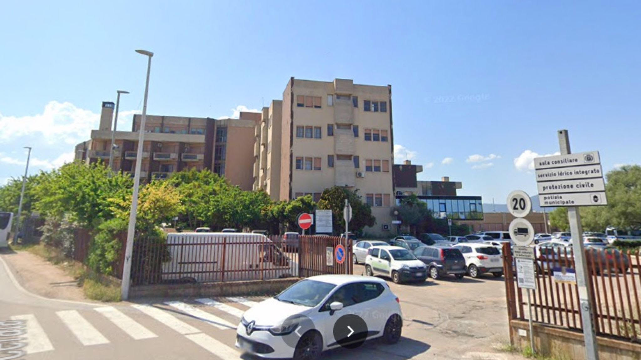 Olbia, possibili cedimenti dalla facciata della sede Polizia Locale: i divieti
