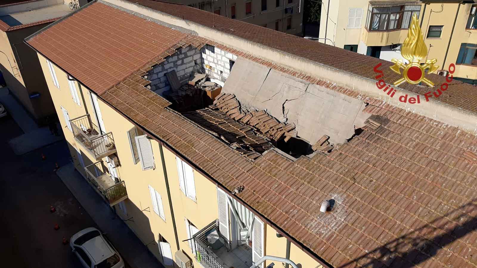 Crolla il tetto di un'abitazione: palazzo evacuato