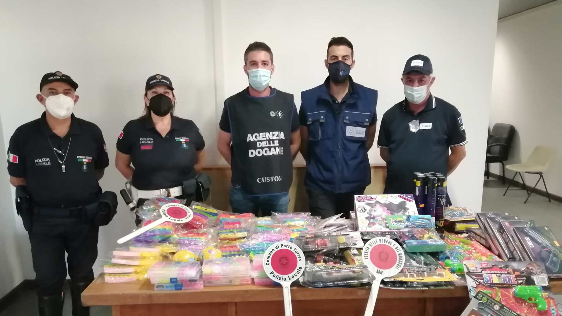 Giocattoli fuori norma in un negozio: scatta il sequestro