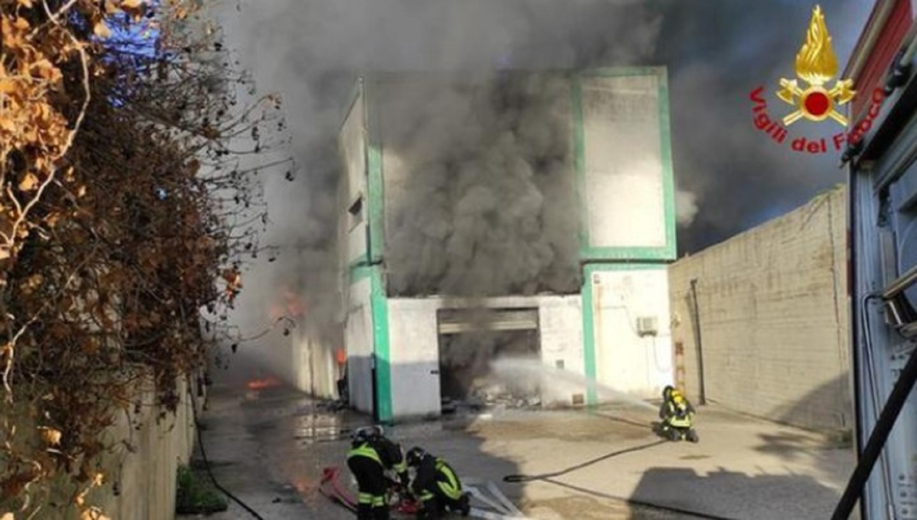 Grosso incendio nella zona industriale di Sassari: 2 Vigili del fuoco intossicati