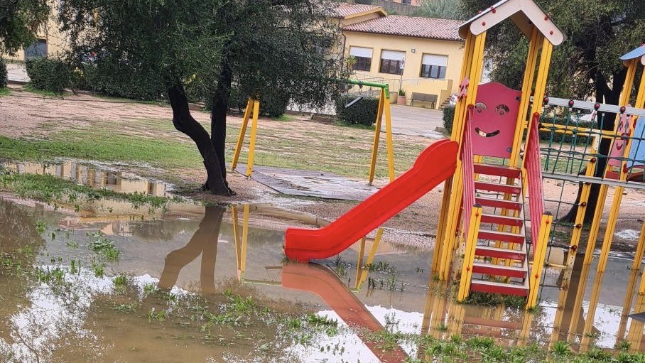 Cannigione, protesta dei genitori per giardino della scuola allagato: la risposta del Comune