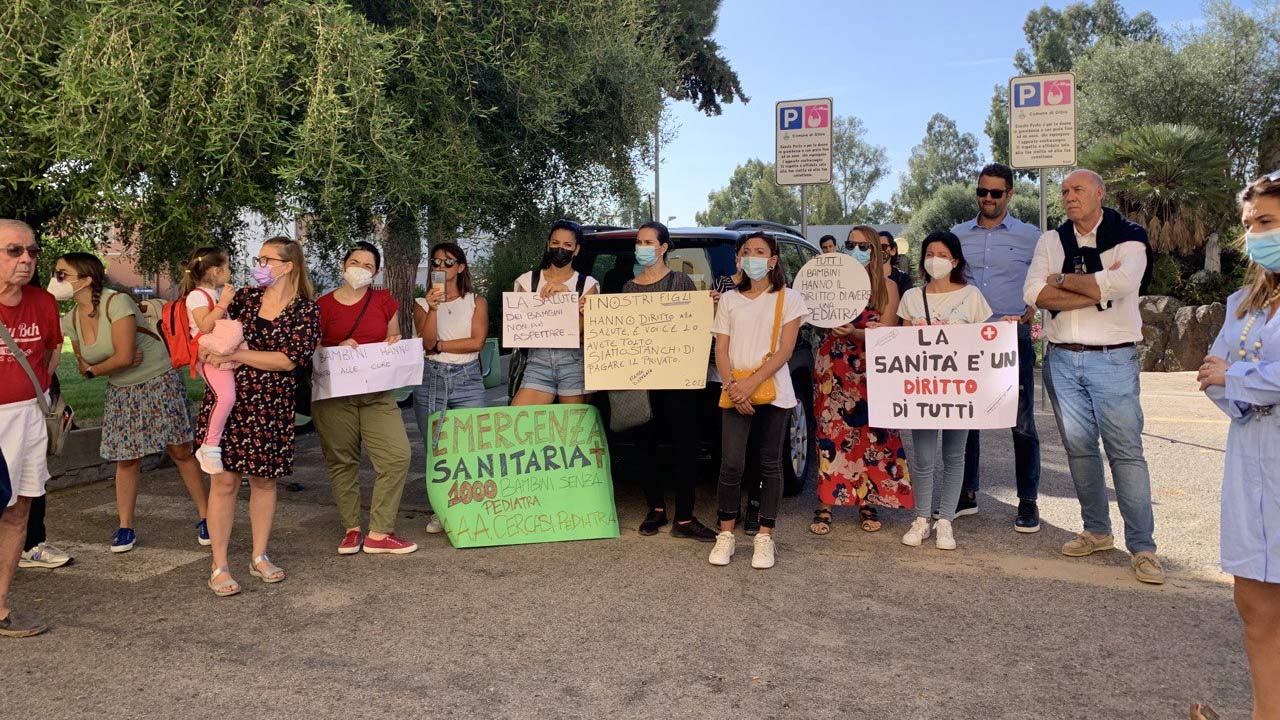 Olbia, 800 bambini senza pediatra: madri in rivolta, presto altre pediatre in pensione