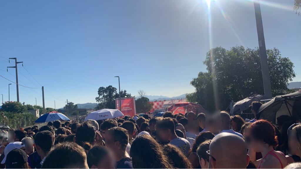 Olbia: giovani in fila da ore per la prima serata del Red Valley