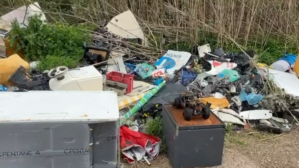 Discariche abusive sulla SP 16 Olbia–Golfo Aranci: rifiuti tra i ruscelli e il nodo delle competenze