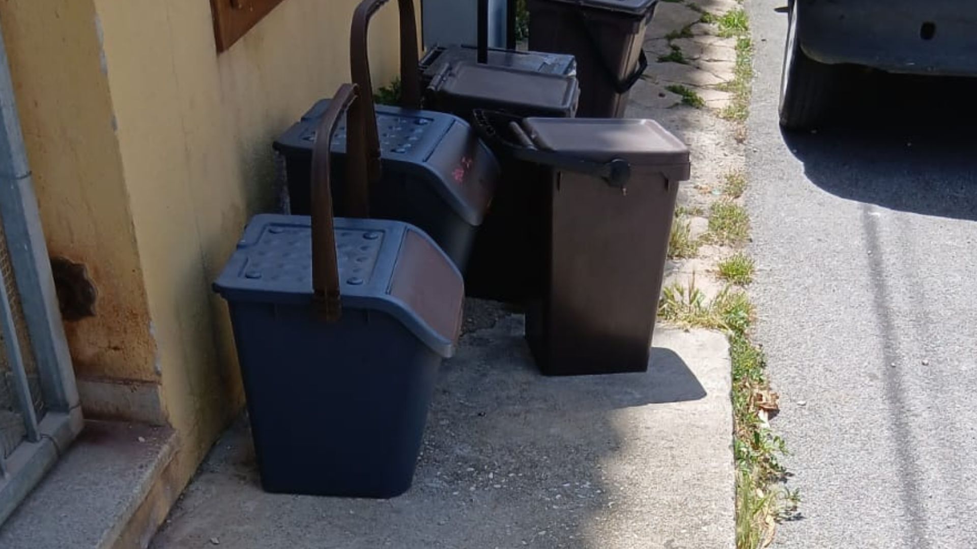 Olbia, l’umido non viene ritirato: protestano i residenti di via Benevento