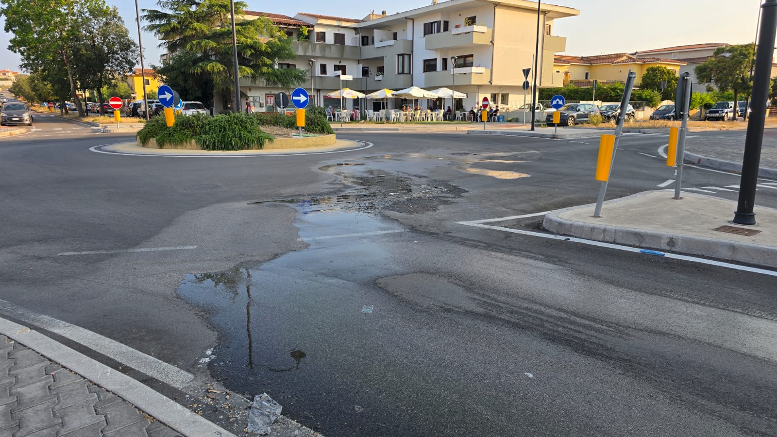 Olbia: perdita d'acqua ignorata da mesi alla rotonda di Via Vicenza