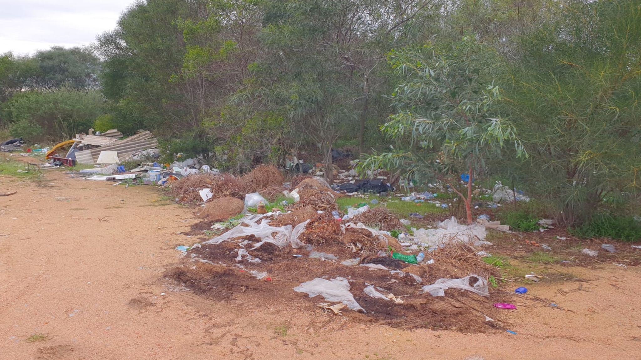 Olbia: montagna di rifiuti nella strada de Le Saline