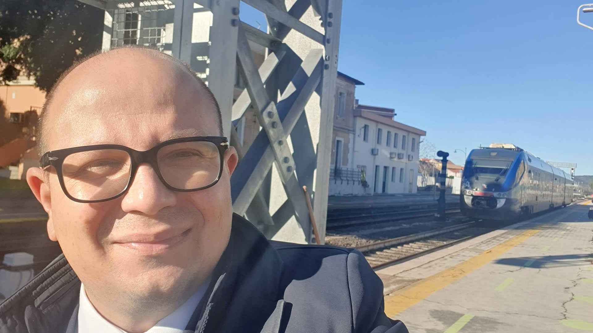 Deidda, in treno da Olbia a Cagliari: treni lenti, strapieni e bagno fuori uso