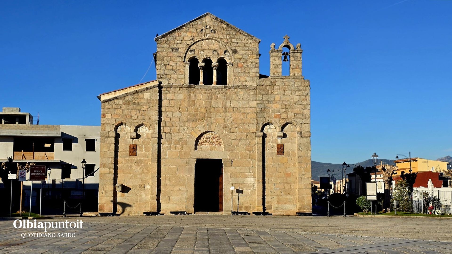 Olbia, accesa lite tra mendicanti sul sagrato di San Simplicio: l'appello di don Antonio Tamponi