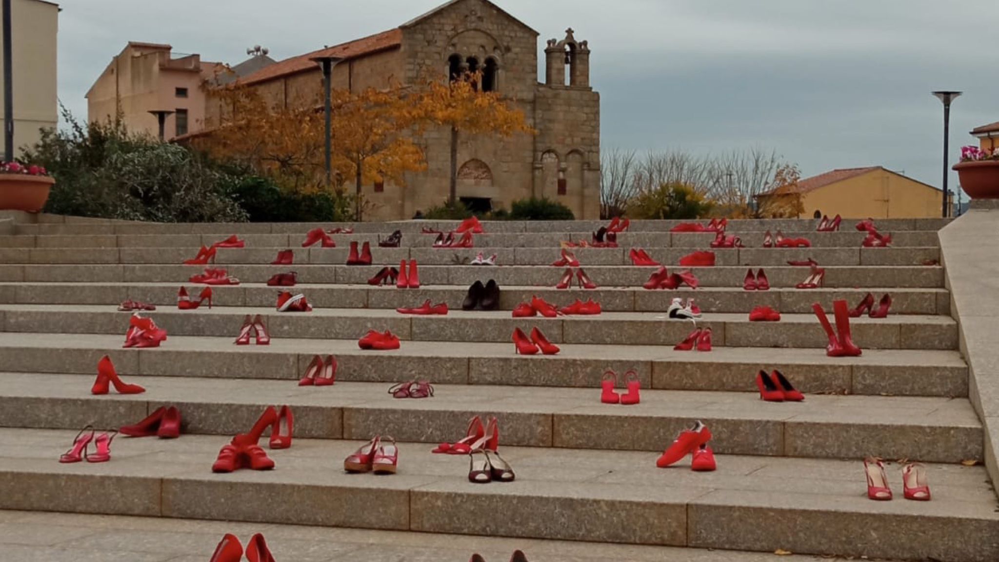 Olbia: scarpe rosse a San Simplicio per dire no alla violenza sulle donne