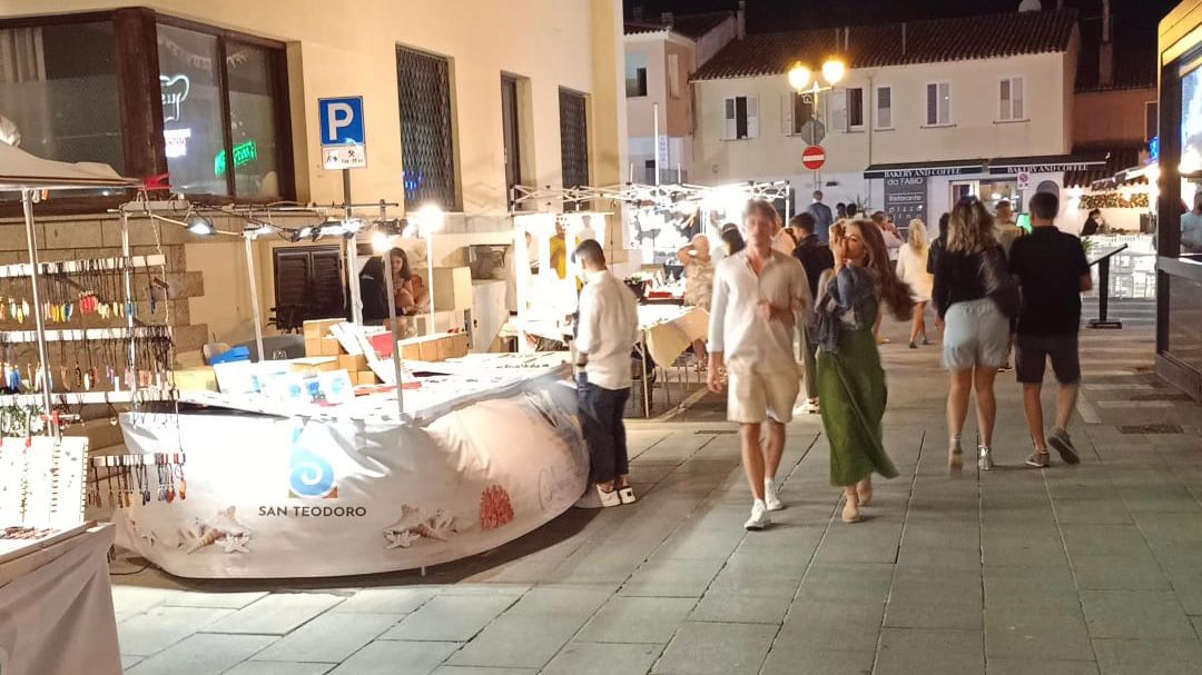 San Teodoro, ambulanti protestano: 