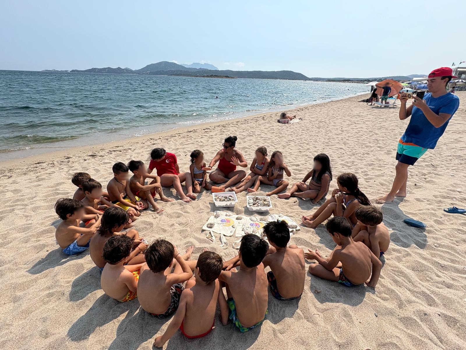 Olbia: i bambini restituiscono le conchiglie alla spiaggia