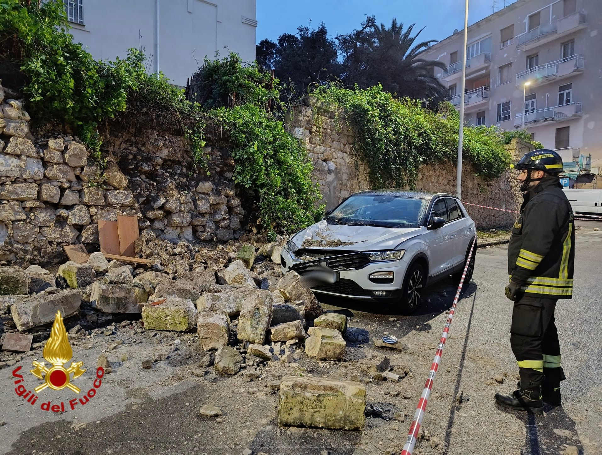 Sassari, crolla un muro: danneggiate due auto