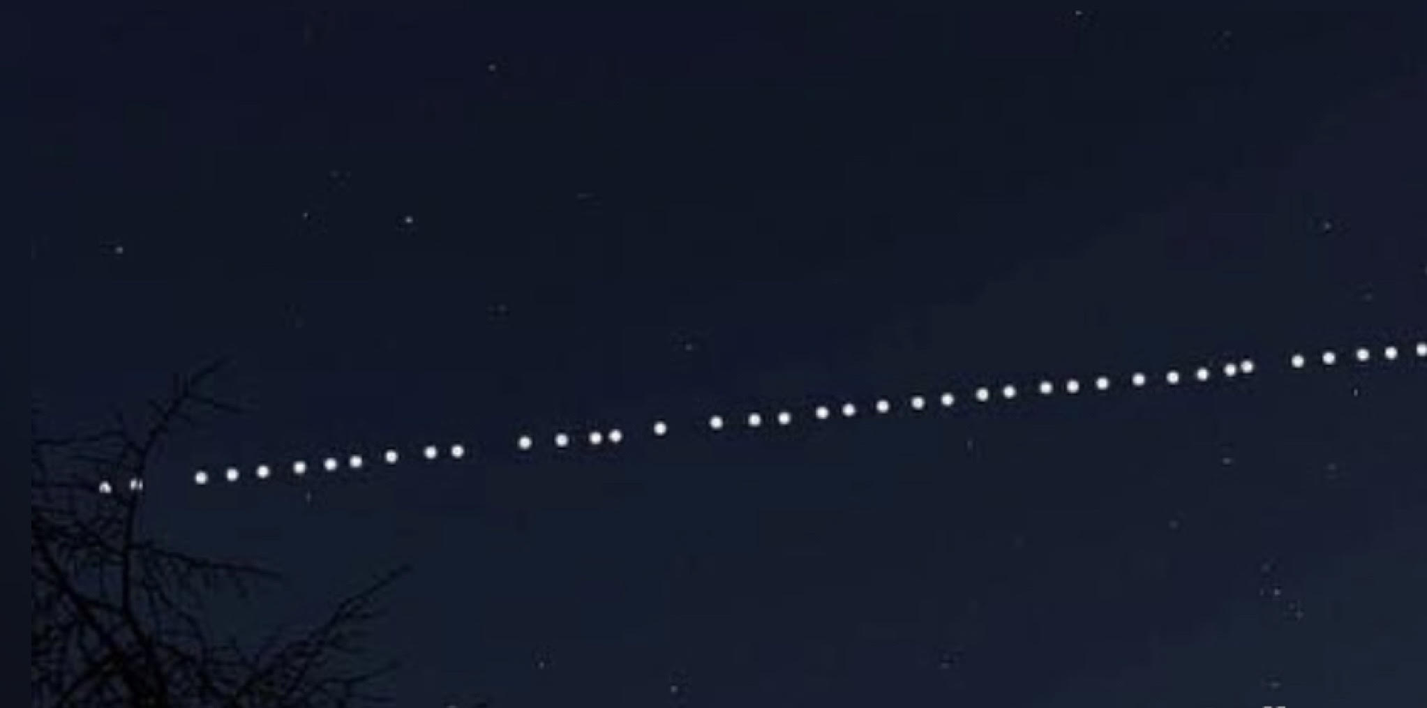 Olbia, il trenino di satelliti Starlink visibile a occhio nudo da tutta Italia
