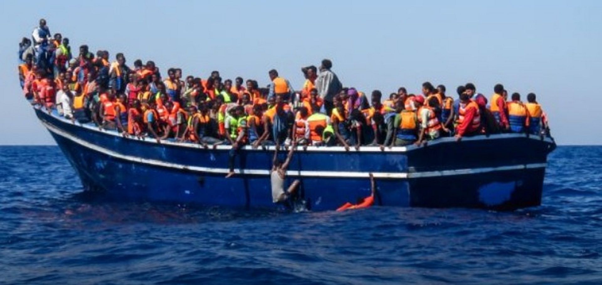 Individuato gruppo di migranti in mezzo al mare: tra loro tre bambini