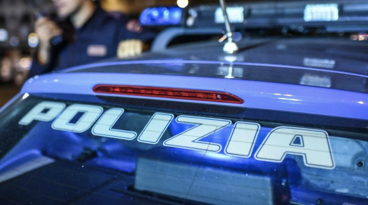 Sardegna, minaccia i genitori e lancia oggetti dalla finestra: arrestato