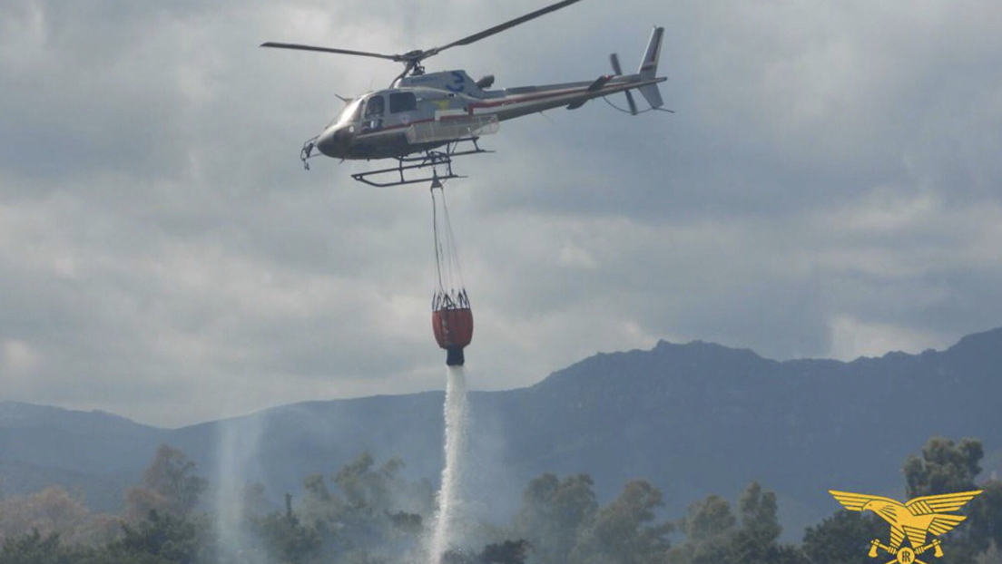 Alà dei Sardi, incendio in corso: squadre di terra ed elicottero