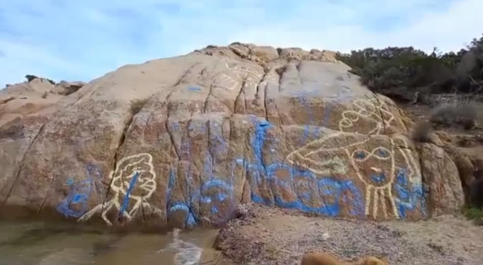 Baja Sardinia, deturpata la scogliera della spiaggia di Tremonti