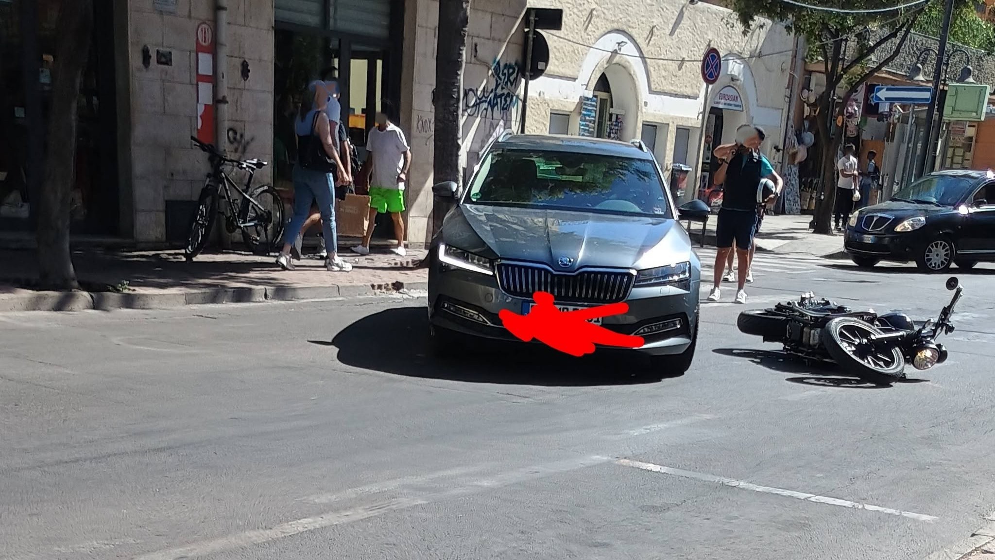 Olbia, scontro tra auto e moto in corso Vittorio Veneto: un ferito in codice giallo