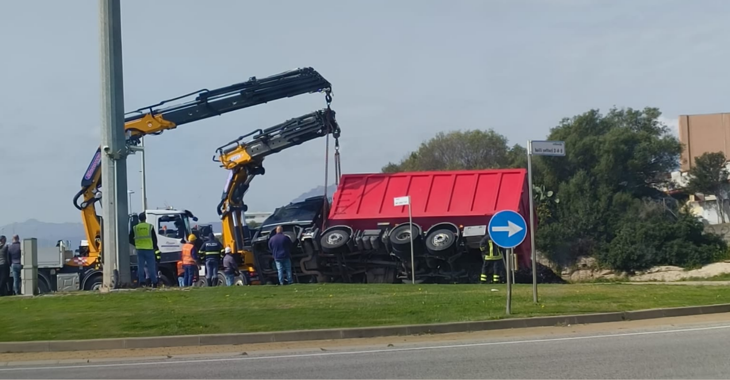 Olbia: camion si ribalta in una rotatoria della zona industriale