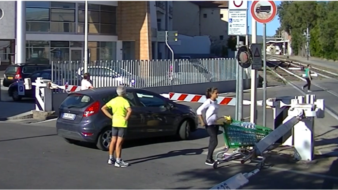 Olbia, sbarre abbassate ma passano tutti: la singolare usanza olbiese del passato